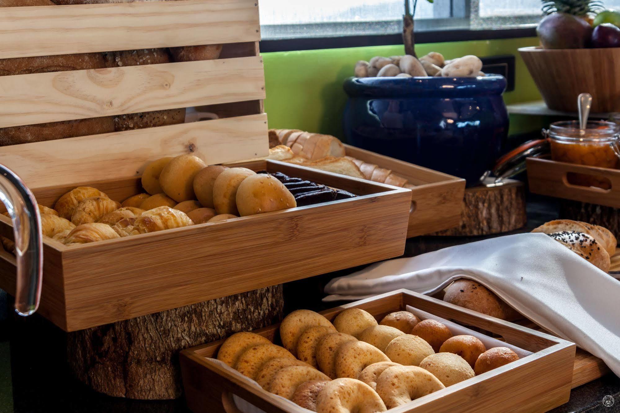 Ghl Collection Barranquilla Hotel Dış mekan fotoğraf Buns at a buffet